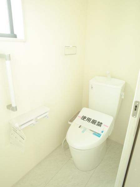 小平市小川東町５丁目の新築一戸建のトイレ画像