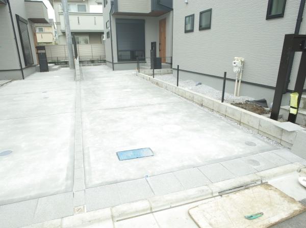 小平市小川東町の新築一戸建の駐車場画像