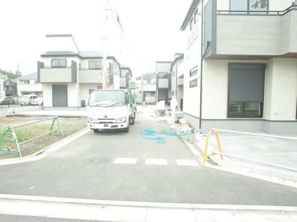 小平市小川東町の新築一戸建の前面道路含む現地写真画像