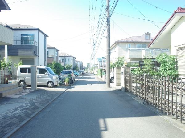 小平市小川町１丁目の中古一戸建の前面道路含む現地写真画像