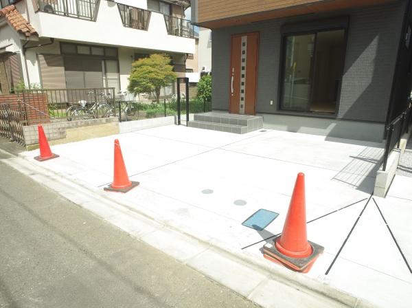 小平市学園東町の新築一戸建の駐車場画像