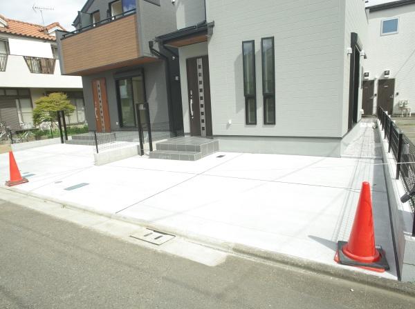 小平市学園東町の新築一戸建の駐車場画像