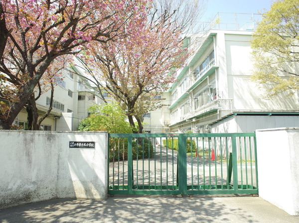 小平市小川町２丁目の中古一戸建の小学校画像