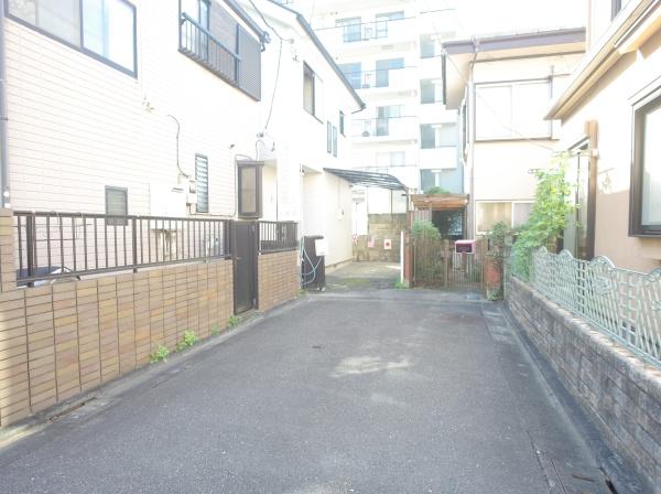 小平市小川町１丁目の中古一戸建の前面道路含む現地写真画像