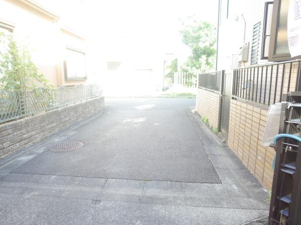 小平市小川町１丁目の中古一戸建の前面道路含む現地写真画像