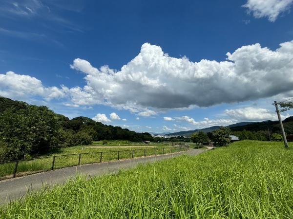 西区大字金武字平原土地の前面道路含む現地写真画像
