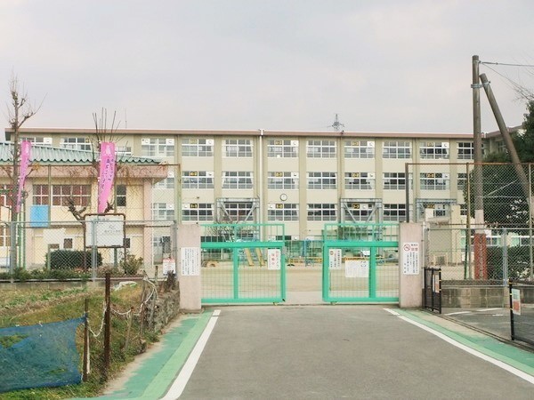 福岡県城南区南片江４丁目土地　３号地の小学校画像