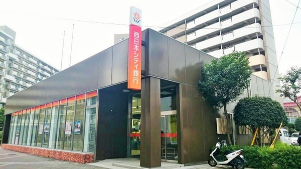 福岡市早良区重留7丁目戸建の銀行画像