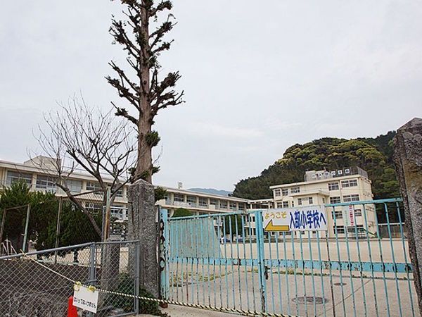 福岡市早良区東入部1丁目戸建の小学校画像