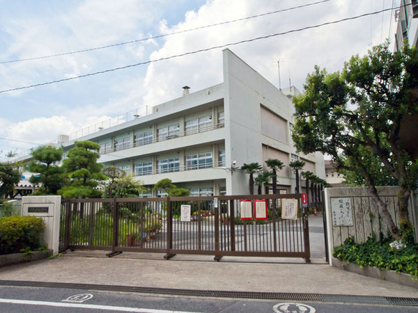 市川市平田2丁目のマンションの小学校画像