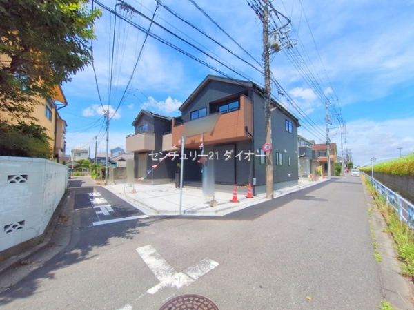 江戸川区興宮町の新築一戸建の前面道路含む現地写真画像