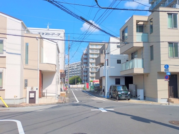 葛飾区青戸４丁目の新築一戸建の前面道路含む現地写真画像