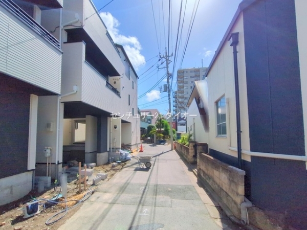 葛飾区西新小岩５丁目の新築一戸建の前面道路含む現地写真画像