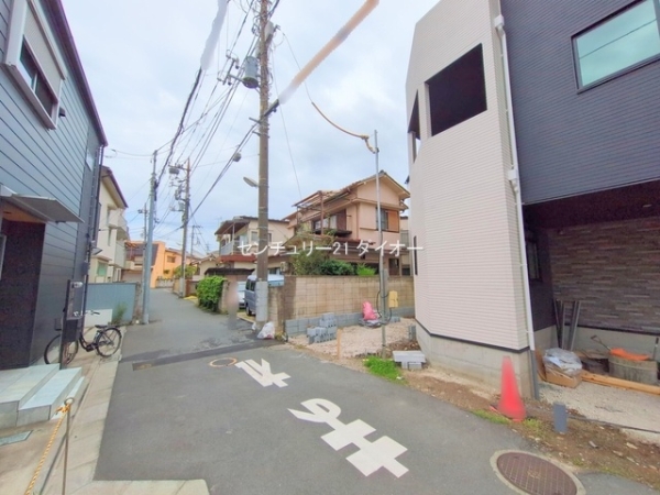 葛飾区四つ木４丁目の新築一戸建の前面道路含む現地写真画像