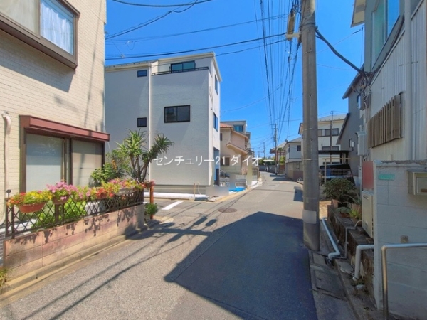 江戸川区東小松川2丁目1号棟の前面道路含む現地写真画像