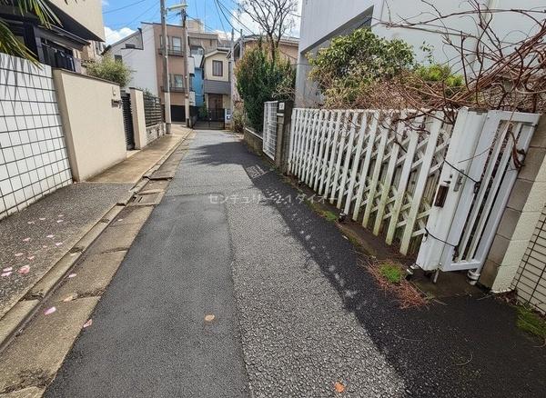 世田谷区駒沢1丁目の前面道路含む現地写真画像