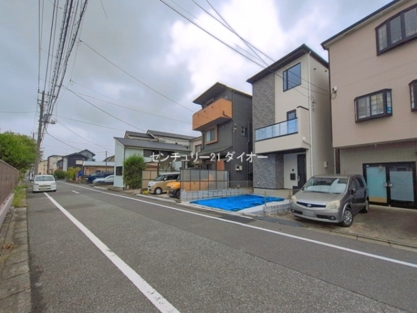 江戸川区鹿骨2丁目の新築一戸建の前面道路含む現地写真画像