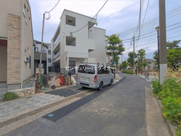 葛飾区西亀有２丁目の新築一戸建の前面道路含む現地写真画像