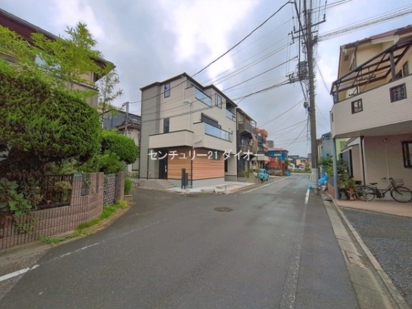 江戸川区春江町2丁目1号棟の前面道路含む現地写真画像
