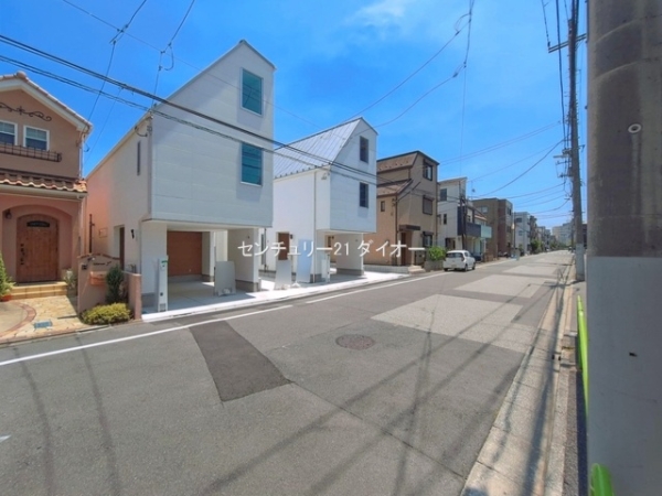 葛飾区西新小岩4丁目の新築一戸建の前面道路含む現地写真画像