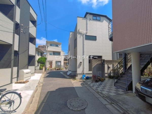 葛飾区鎌倉４丁目1号棟の前面道路含む現地写真画像