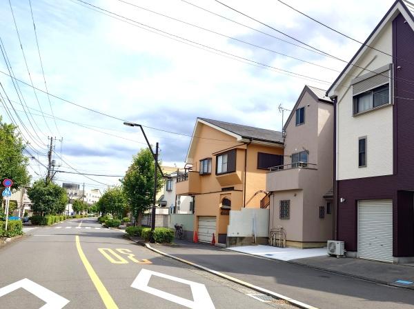 葛飾区奥戸９丁目の中古一戸建の前面道路含む現地写真画像