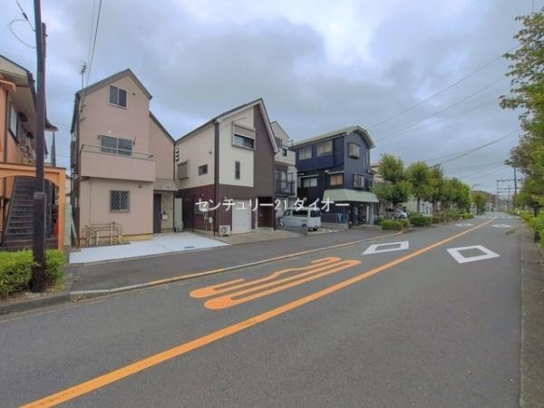 葛飾区奥戸９丁目の中古一戸建の前面道路含む現地写真画像