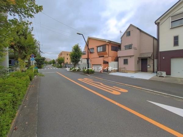葛飾区奥戸９丁目の中古一戸建の前面道路含む現地写真画像