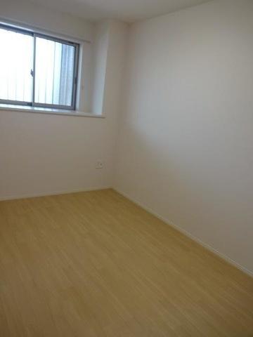 ゴスペル花立の洋室画像