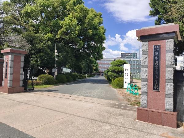 クレアドール県庁正門前の高校・高専画像