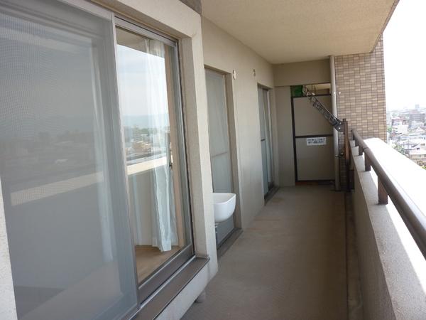 クレアドール県庁正門前のバルコニー画像