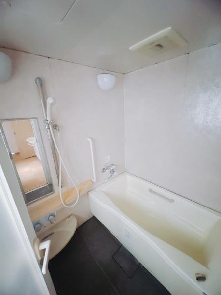 クレアドール県庁正門前のバス画像