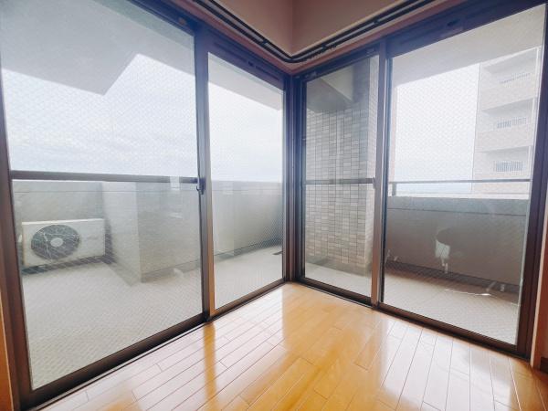 クレアドール県庁正門前のリビング画像