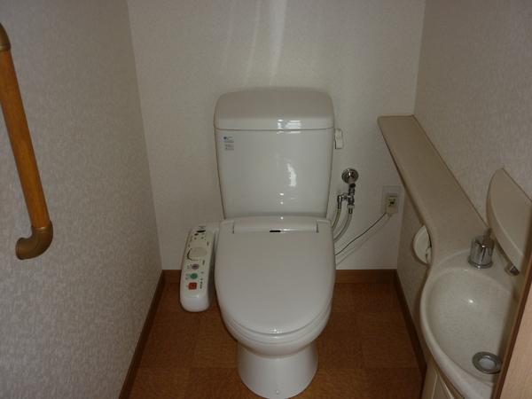 クレアドール県庁正門前のトイレ画像