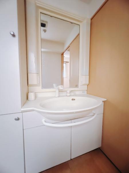 クレアドール県庁正門前の洗面台・洗面所画像