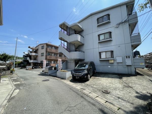 ルイール　208の駐車場画像