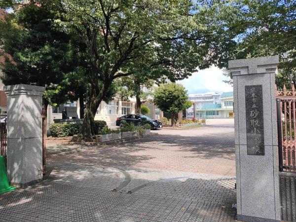 クレアドール県庁正門前の小学校画像