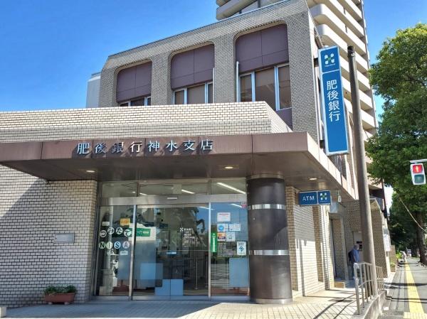 クレアドール県庁正門前の銀行画像