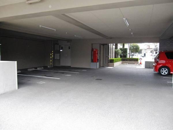 クレアドール県庁正門前の駐車場画像