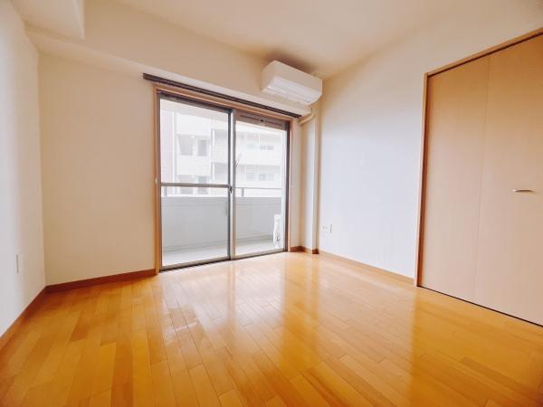 クレアドール県庁正門前の洋室画像