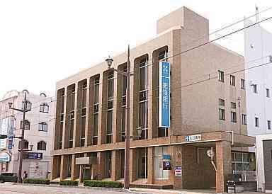 熊本市東区新生1丁目の貸家の銀行画像