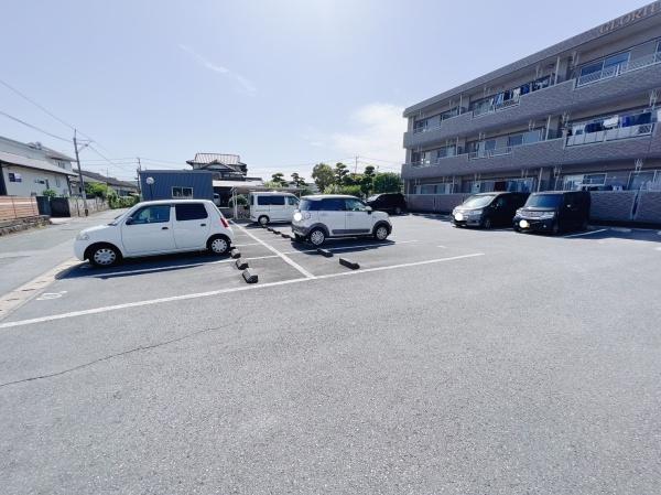 グローリアスの駐車場画像