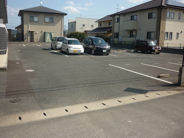 ライス壱番館 102の駐車場画像