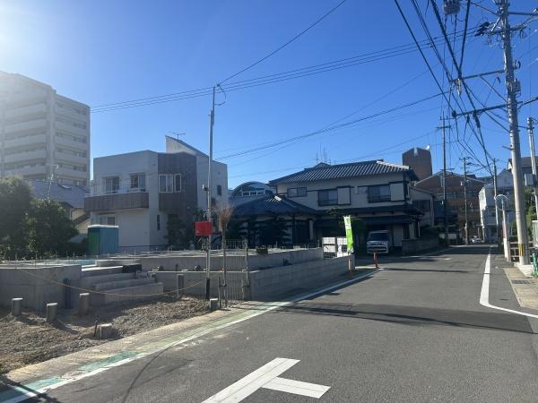 時津町元村郷第2戸建て　２号棟の前面道路含む現地写真画像