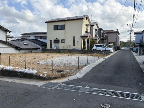柳谷町建築条件付き売地の前面道路含む現地写真画像