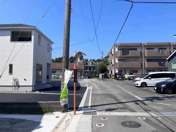 時津町浜田郷第1　1号棟の前面道路含む現地写真画像