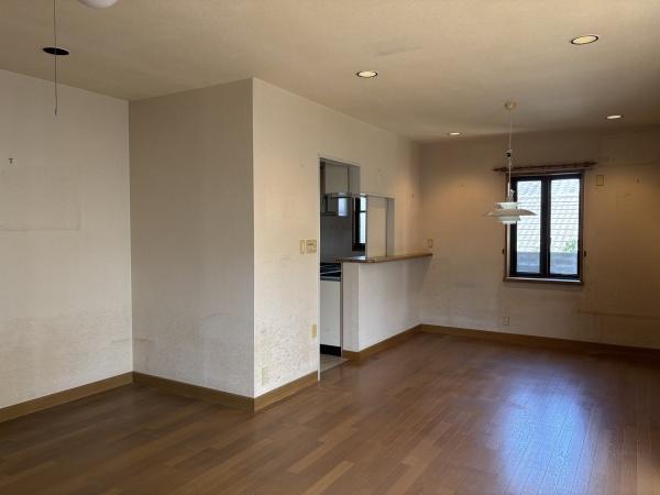 宝栄町戸建てのリビング画像