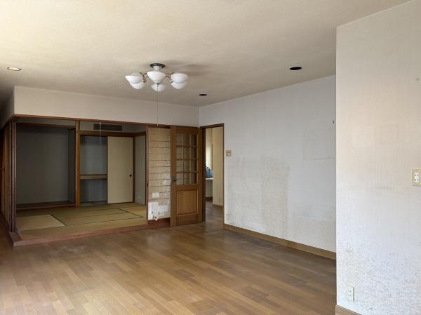 宝栄町戸建てのリビング画像