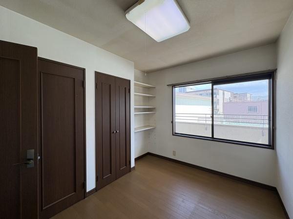 宝栄町戸建ての洋室画像