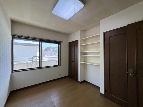 宝栄町戸建ての洋室画像